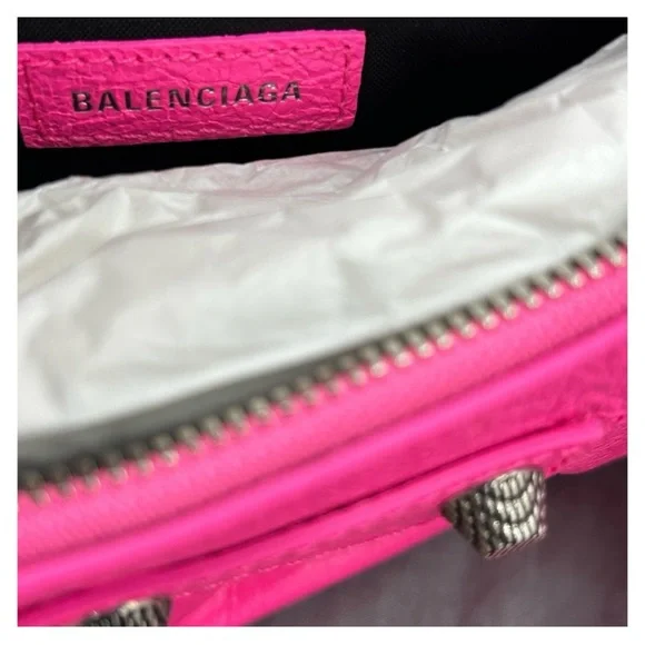 Balenciaga LE CAGOLE shoulder bag in hot pink lambskin
NWT - Picture 4 of 9